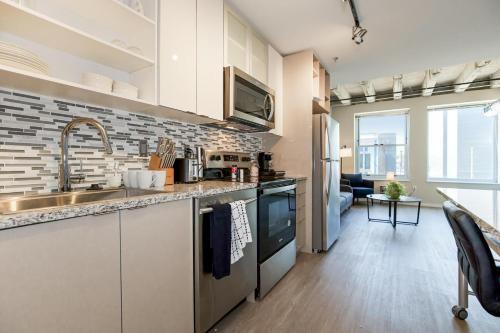 Upscale 2 Bedroom Stay With Rooftop Pool And Hot Tub! 313