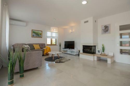 Luxury Villa Melita With Heated Pool