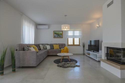 Luxury Villa Melita With Heated Pool