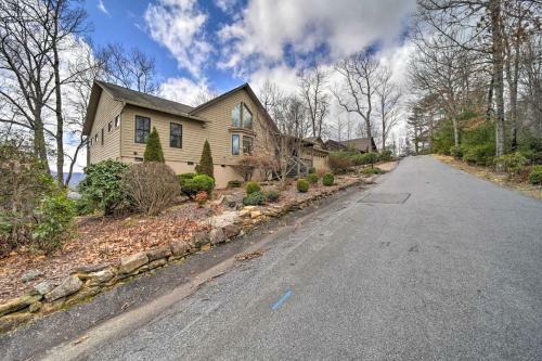 Bright Sapphire Escape Near Hiking And Golfing!