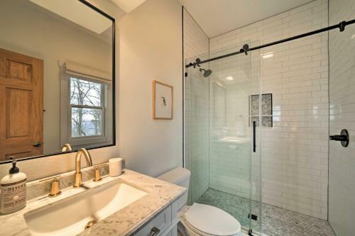 Bright Sapphire Escape Near Hiking And Golfing!