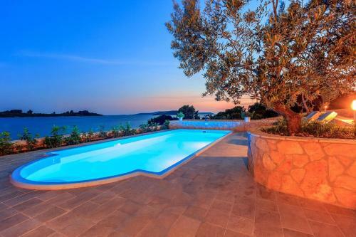 Beachfront Luxury Villa W Pool & Large Garden