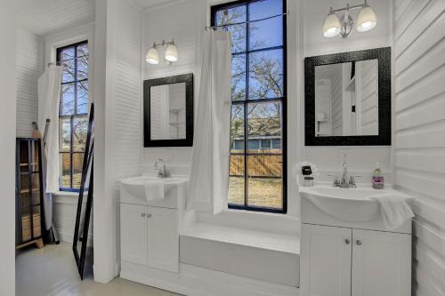 Gorgeous Home 1 Blk From Main With Hot Tub & Fire Pit!