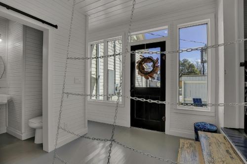 Gorgeous Home 1 Blk From Main With Hot Tub & Fire Pit!