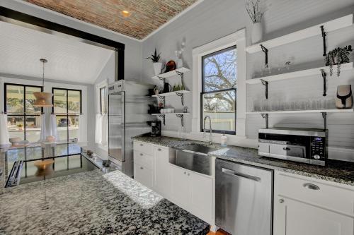 Gorgeous Home 1 Blk From Main With Hot Tub & Fire Pit!