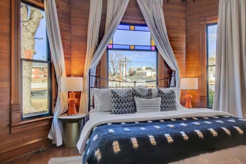 Gorgeous Home 1 Blk From Main With Hot Tub & Fire Pit!