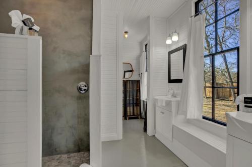 Gorgeous Home 1 Blk From Main With Hot Tub & Fire Pit!