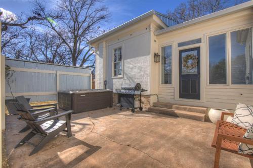 Gorgeous Home 1 Blk From Main With Hot Tub & Fire Pit!