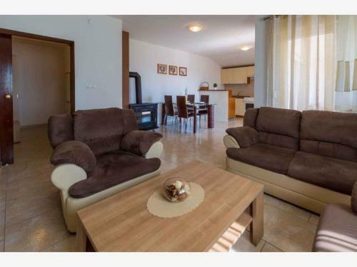 Apartment In Grizane 39410