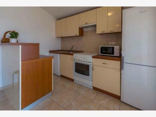 Apartment In Grizane 39410