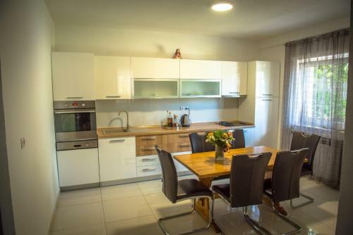 Four Bedroom Holiday Home Imotski