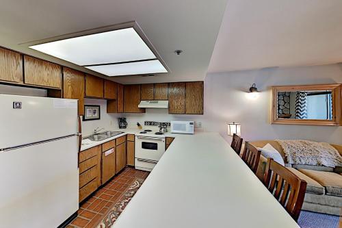 Powder Pointe Condominiums 105a
