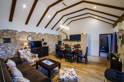 Poolincluded - Amazing Estate Uzelac