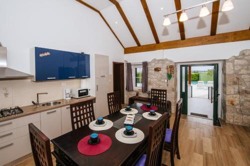 Poolincluded - Amazing Estate Uzelac