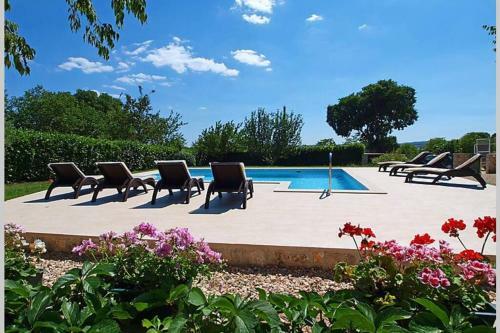 Peaceful Villa Fioretta With Relaxing Pool