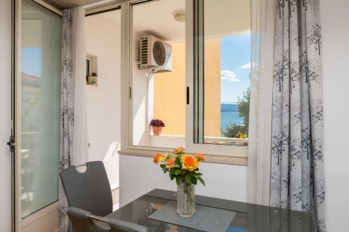 L.b. Beach Apartment