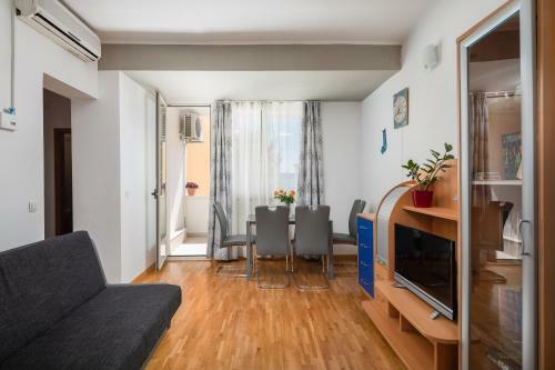 L.b. Beach Apartment