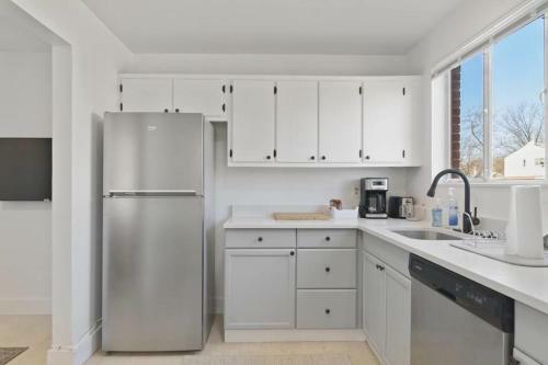 Freshly Renovated, Modern 3-bedroom Apartment