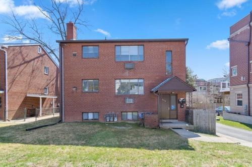 Freshly Renovated, Modern 3-bedroom Apartment