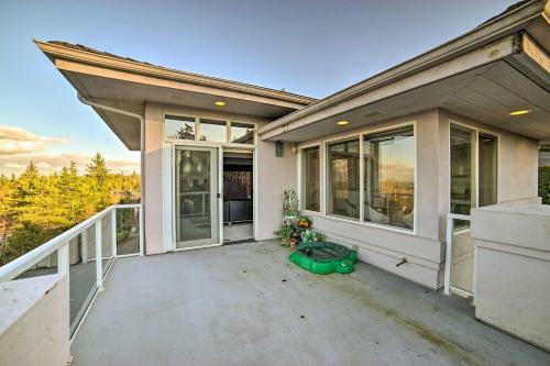 Luxury Bellevue Getaway With Lake And Mtn Views!