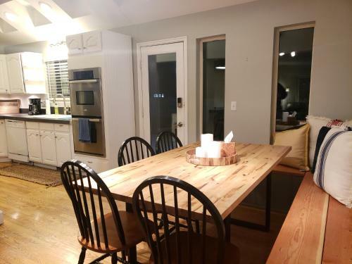 Spacious Ski House W/fireplace & Fenced Yard!