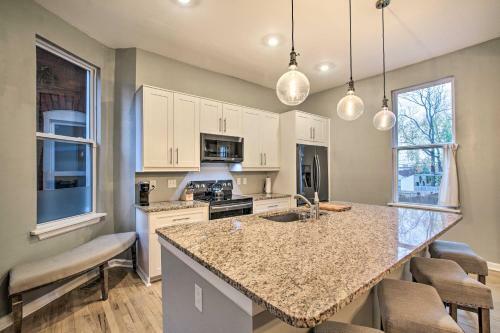Bright Home With Backyard, 3 Miles To Downtown!