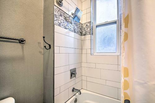 Bright Home With Backyard, 3 Miles To Downtown!