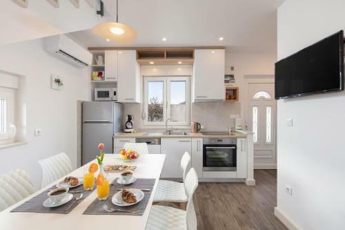 Villa Alinica Dvori / Pool / Serenity / Brand New