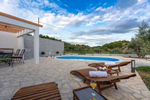 Villa Alinica Dvori / Pool / Serenity / Brand New
