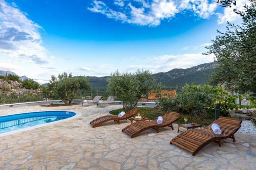 Villa Alinica Dvori / Pool / Serenity / Brand New