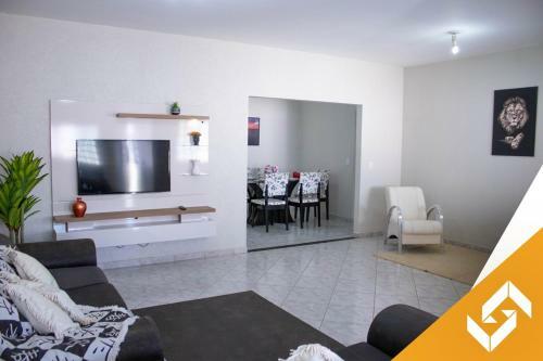 Casa Com 03 Quartos E Piscina Aquecida Em Bairro Residencial