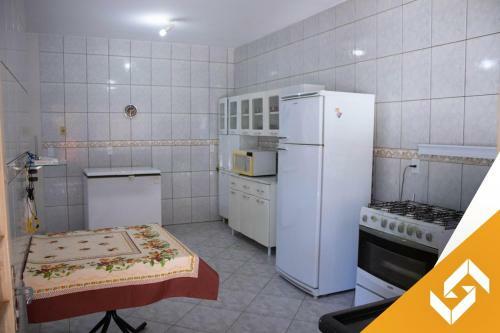 Casa Com 03 Quartos E Piscina Aquecida Em Bairro Residencial
