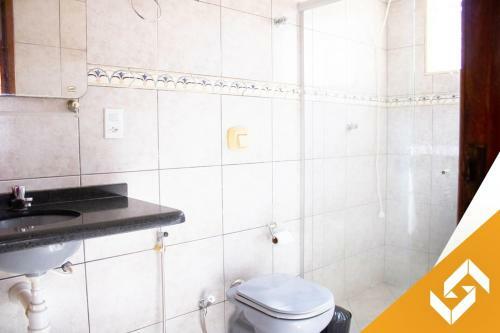 Casa Com 03 Quartos E Piscina Aquecida Em Bairro Residencial