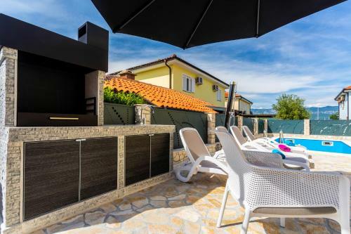Beach Villa Oasis With Swimming Pool, Sup & Seaview