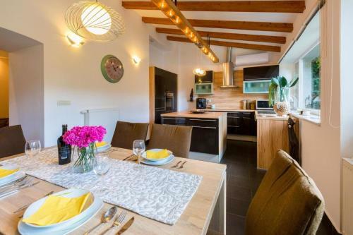 Holiday Home In Krizisce 40737