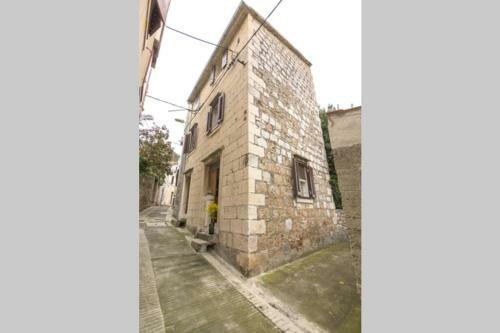 Antique Central Komi?a House Nona Nika