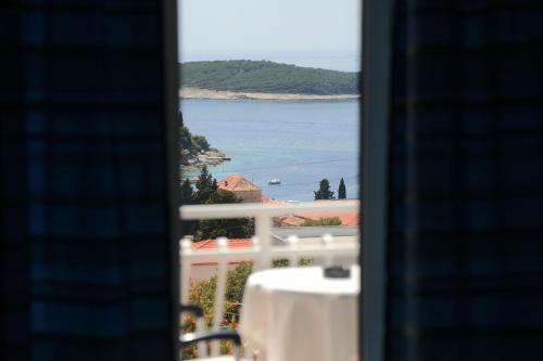 Hostal Tanya-apartments And Rooms
