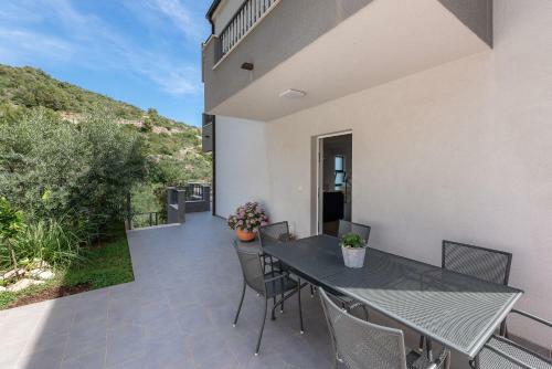 5 Bedrooms Holiday House With Sea View