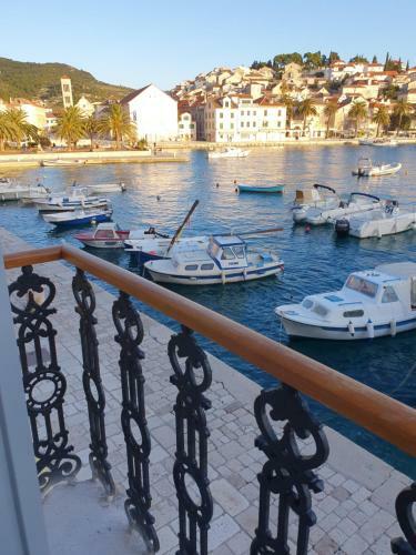 Hostal Hvar Riva Rooms 2