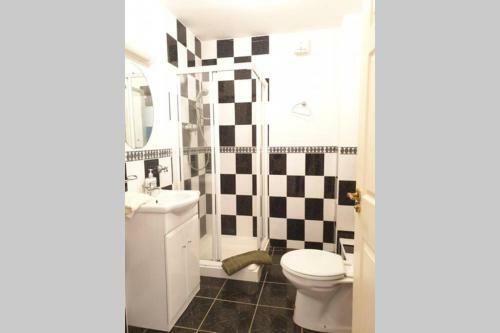Salthill Seaside Apartment, Two Large Bedrooms.