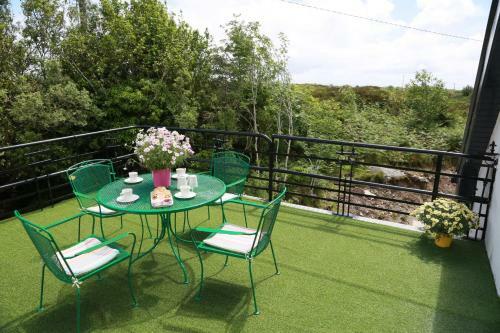Luxury 6 Bedroom Spiddal Villa, Jacuzzi, Balcony