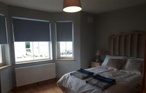 Manor Holiday Home-sleeps 8