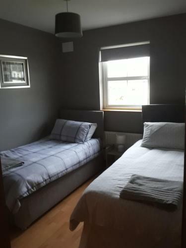 Manor Holiday Home-sleeps 8