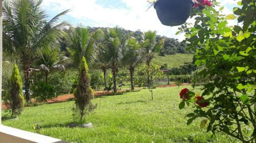 Casa Com Piscina E Lago De Peixe!