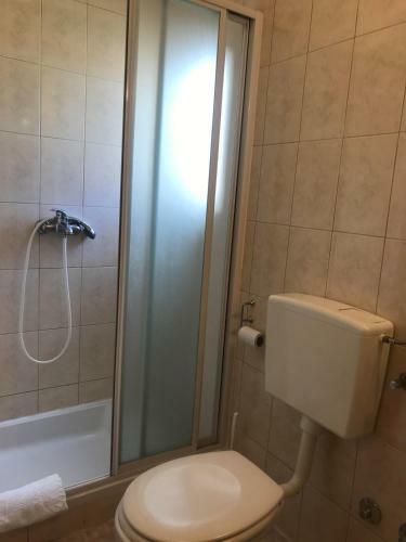 Hostal Spacious Bedroom For Two With Pool View - Pansion Hajduk