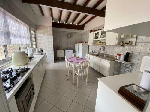 Casa Agrad�vel Com Piscina, A Poucos Passos Da Praia