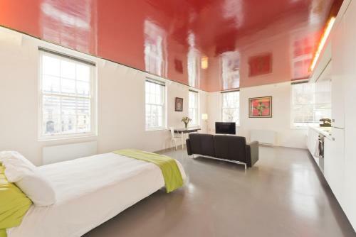 Central Designer Apartment With River Views