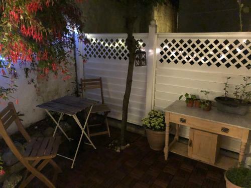 Entire House, Sleeps 2-6, Sunroom, Outside Yard
