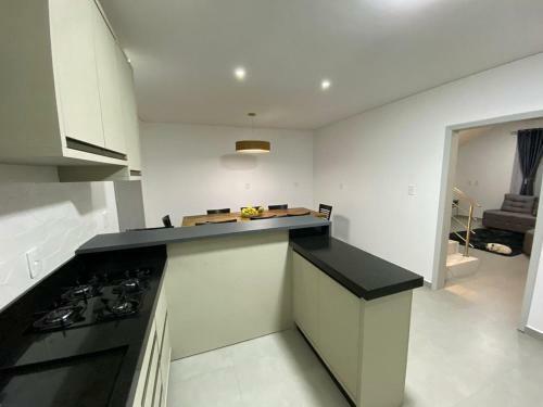 Resid�ncia White House - Casa De Piscina Em Penha.