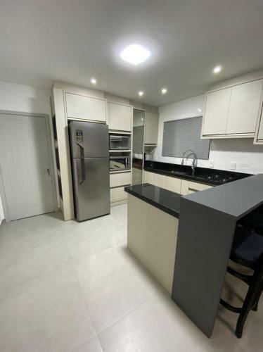 Resid�ncia White House - Casa De Piscina Em Penha.